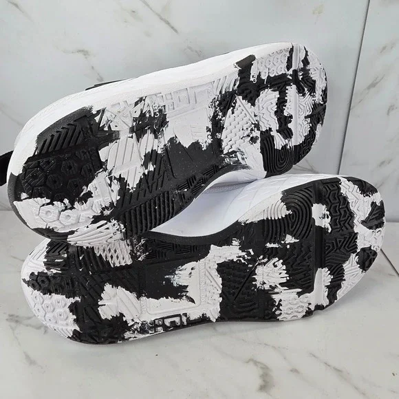 Nike Team‎ Hustle D12 Basketball Shoes White Black Athletic Sneakers New SZ 7Y
